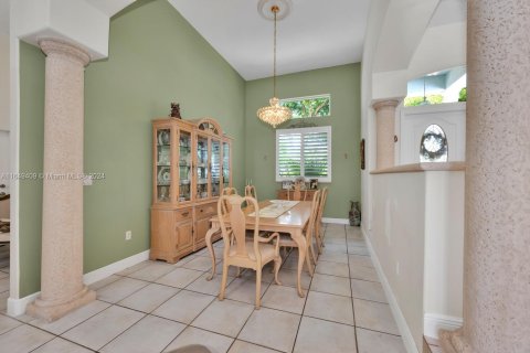 Casa en venta en Miami, Florida, 5 dormitorios, 334.91 m2 № 1331563 - foto 2