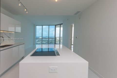 Condominio en venta en Miami, Florida, 1 dormitorio, 108.97 m2 № 1331538 - foto 1