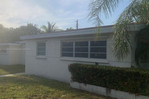 House in Miami, Florida 3 bedrooms, 202.53 sq.m. № 1368844 - photo 1