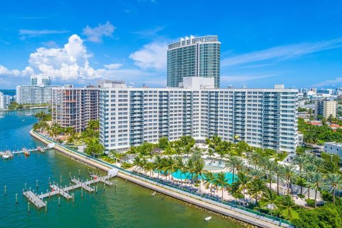 Condo in Miami Beach, Florida, 1 bedroom  № 1368751 - photo 16