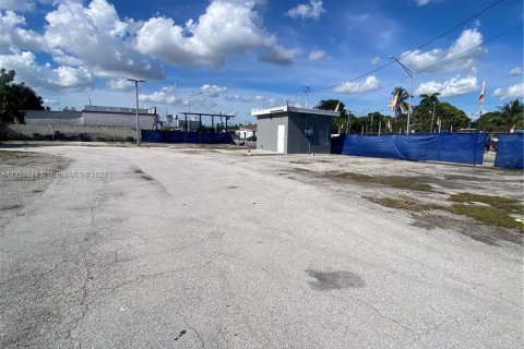 Commercial property in Miami, Florida № 611669 - photo 1