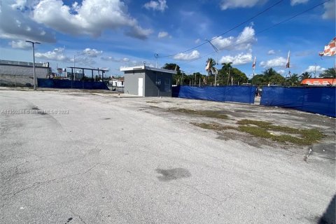 Commercial property in Miami, Florida № 611669 - photo 2