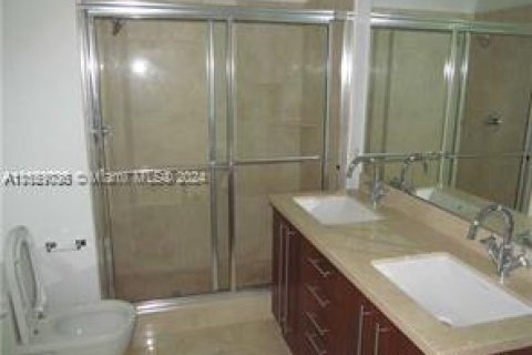 Condo in Miami, Florida, 2 bedrooms  № 1385963 - photo 4