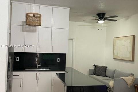 Condo in Miami Beach, Florida, 2 bedrooms  № 1385960 - photo 1