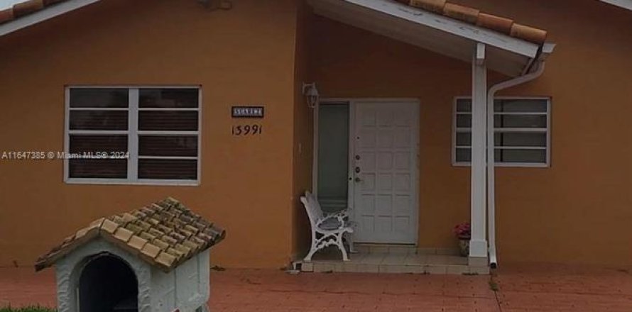 House in Miami, Florida 3 bedrooms, 155.15 sq.m. № 1330131