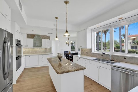 House in Miami Beach, Florida 4 bedrooms, 347.83 sq.m. № 1146382 - photo 21