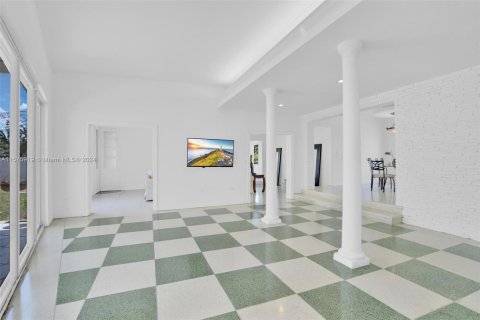 House in Miami Beach, Florida 4 bedrooms, 347.83 sq.m. № 1146382 - photo 14