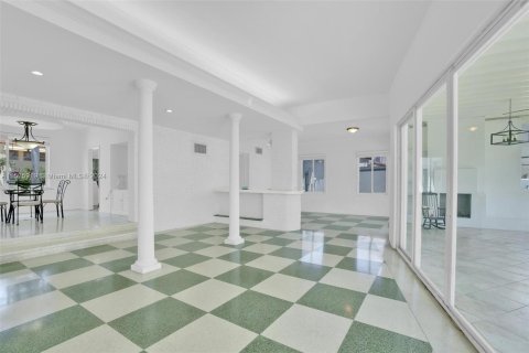 House in Miami Beach, Florida 4 bedrooms, 347.83 sq.m. № 1146382 - photo 12