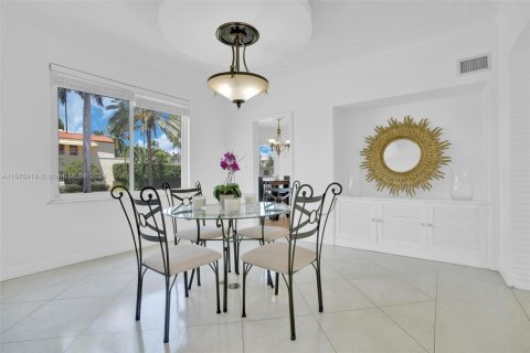 House in Miami Beach, Florida 4 bedrooms, 347.83 sq.m. № 1146382 - photo 17