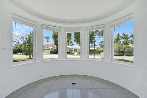 House in Miami Beach, Florida 4 bedrooms, 347.83 sq.m. № 1146382 - photo 11