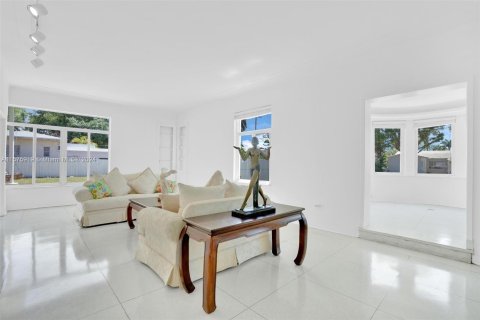 House in Miami Beach, Florida 4 bedrooms, 347.83 sq.m. № 1146382 - photo 9