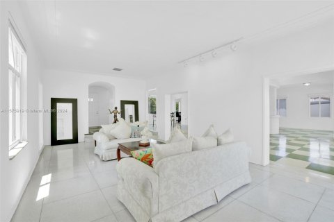 House in Miami Beach, Florida 4 bedrooms, 347.83 sq.m. № 1146382 - photo 10