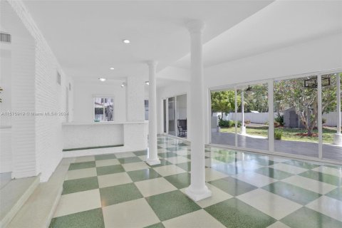 House in Miami Beach, Florida 4 bedrooms, 347.83 sq.m. № 1146382 - photo 13