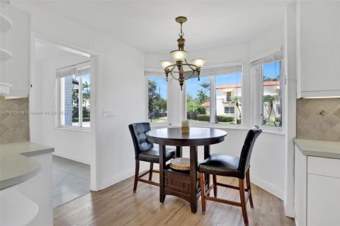 House in Miami Beach, Florida 4 bedrooms, 347.83 sq.m. № 1146382 - photo 19