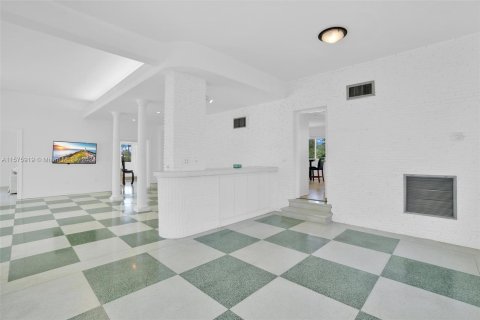 House in Miami Beach, Florida 4 bedrooms, 347.83 sq.m. № 1146382 - photo 15