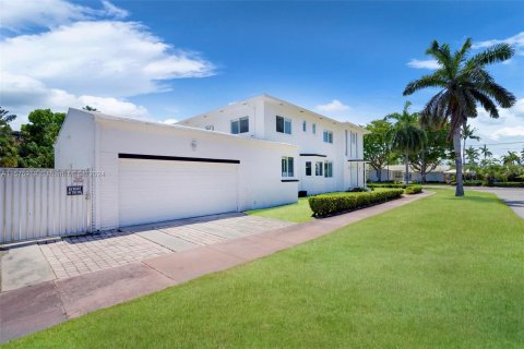 House in Miami Beach, Florida 4 bedrooms, 347.83 sq.m. № 1146382 - photo 5