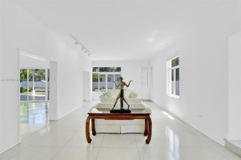 House in Miami Beach, Florida 4 bedrooms, 347.83 sq.m. № 1146382 - photo 8