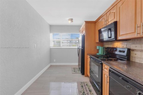 Condo in Tamarac, Florida, 2 bedrooms  № 1374286 - photo 7