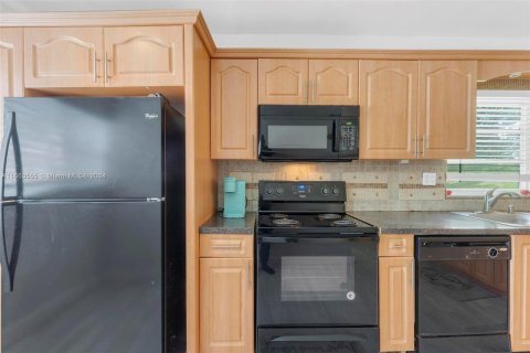 Condo in Tamarac, Florida, 2 bedrooms  № 1374286 - photo 5