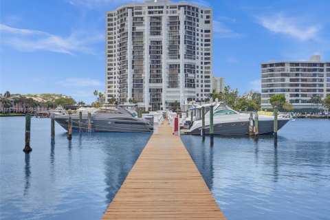 Villa ou maison à vendre à Hallandale Beach, Floride: 2 chambres, 156.08 m2 № 1153356 - photo 1