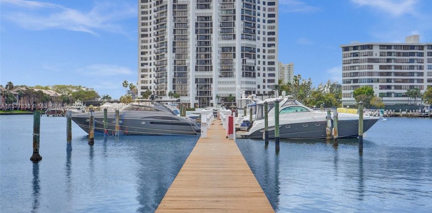 Casa en Hallandale Beach, Florida 2 dormitorios, 156.08 m2 № 1153356