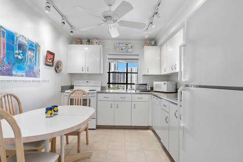 Condominio en venta en Hallandale Beach, Florida, 2 dormitorios, 104.98 m2 № 1221042 - foto 7
