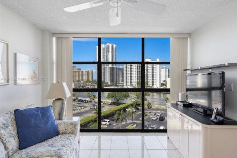 Condominio en venta en Hallandale Beach, Florida, 2 dormitorios, 104.98 m2 № 1221042 - foto 15