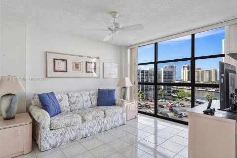 Copropriété à vendre à Hallandale Beach, Floride: 2 chambres, 104.98 m2 № 1221042 - photo 14