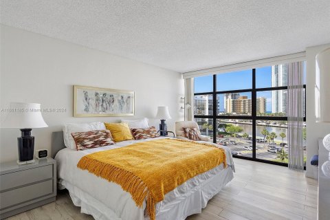 Condominio en venta en Hallandale Beach, Florida, 2 dormitorios, 104.98 m2 № 1221042 - foto 3