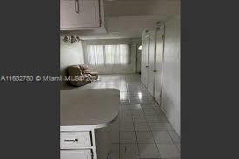 Touwnhouse à vendre à North Miami Beach, Floride: 2 chambres, 99.87 m2 № 1221004 - photo 2