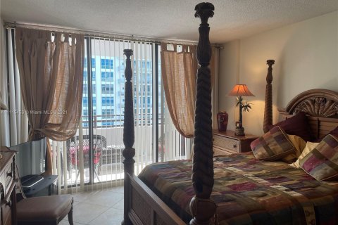 Condominio en alquiler en Hollywood, Florida, 1 dormitorio, 79.9 m2 № 5927 - foto 6