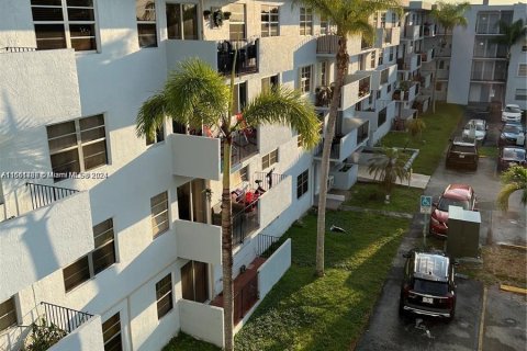 Condo in Miami, Florida, 3 bedrooms  № 1369180 - photo 2