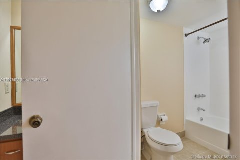 Condo in Miami, Florida, 3 bedrooms  № 1369180 - photo 10