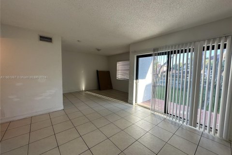 Condo in Miami, Florida, 3 bedrooms  № 1369180 - photo 16