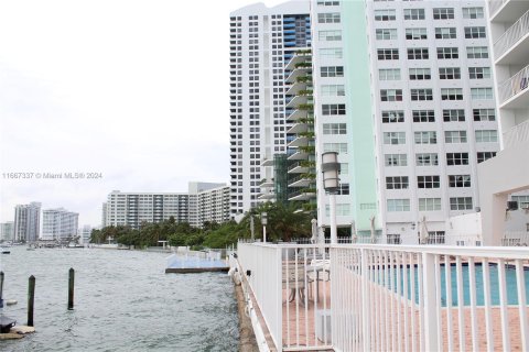 Condo in Miami Beach, Florida, 1 bedroom  № 1385737 - photo 9