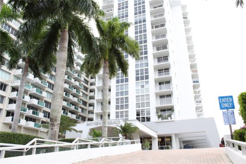 Condo in Miami Beach, Florida, 1 bedroom  № 1385737 - photo 1