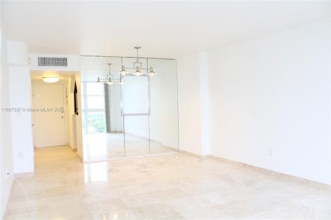 Condo in Miami Beach, Florida, 1 bedroom  № 1385737 - photo 15