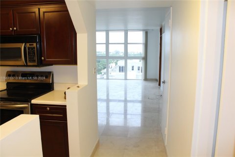 Condo in Miami Beach, Florida, 1 bedroom  № 1385737 - photo 23