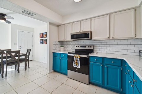 Townhouse in Tampa, Florida 2 bedrooms, 136.38 sq.m. № 1300767 - photo 9