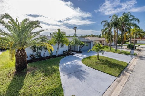 House in Port Richey, Florida 3 bedrooms, 198.44 sq.m. № 1366953 - photo 3