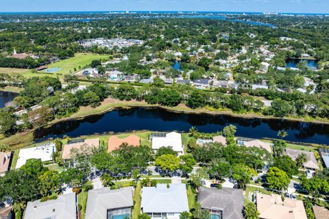 House in Jupiter, Florida 3 bedrooms, 204.38 sq.m. № 1145873 - photo 4