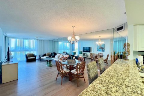Condominio en venta en Hutchinson Island South, Florida, 2 dormitorios, 121.7 m2 № 582404 - foto 18