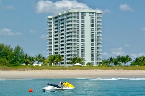 Condominio en venta en Hutchinson Island South, Florida, 2 dormitorios, 121.7 m2 № 582404 - foto 1