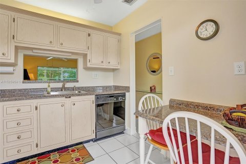 Condo in Lauderdale Lakes, Florida, 2 bedrooms  № 986818 - photo 13