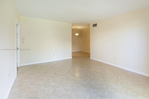 Condo in Miami, Florida, 2 bedrooms  № 1365954 - photo 1