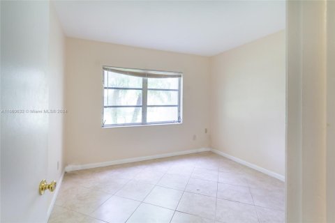 Condo in Miami, Florida, 2 bedrooms  № 1365954 - photo 16