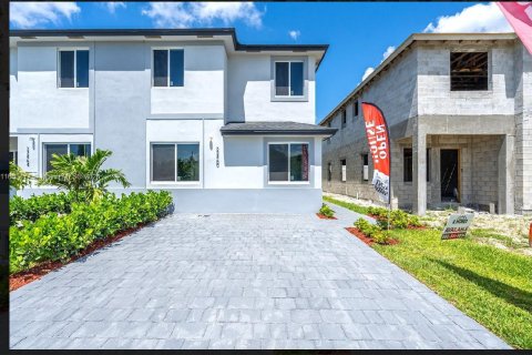 Adosado en venta en Miami, Florida, 5 dormitorios № 1368726 - foto 1