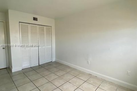 Condo in Lauderdale Lakes, Florida, 2 bedrooms  № 1238490 - photo 6