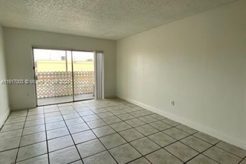 Condo in Lauderdale Lakes, Florida, 2 bedrooms  № 1238490 - photo 3