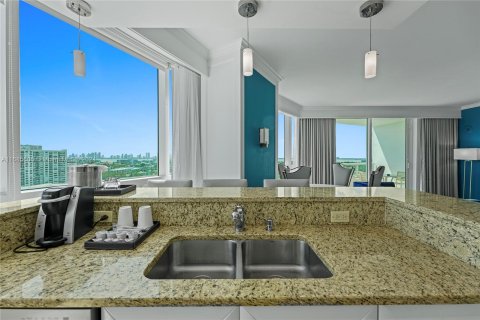 Condo in Miami Beach, Florida, 2 bedrooms  № 1427475 - photo 20